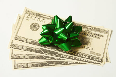 Smart ways to gift money to children
